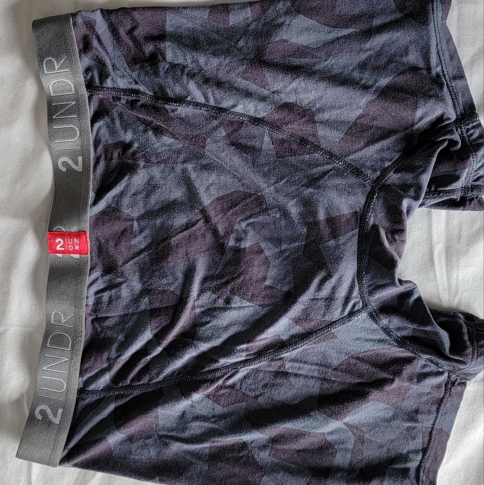 2UNDR Men's Large